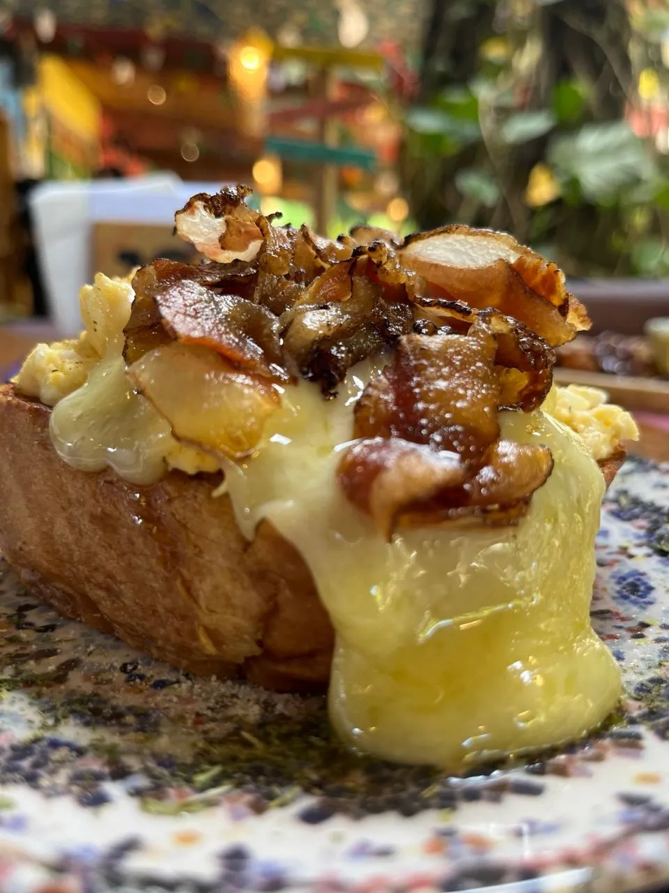 Pão com queijo e bacon