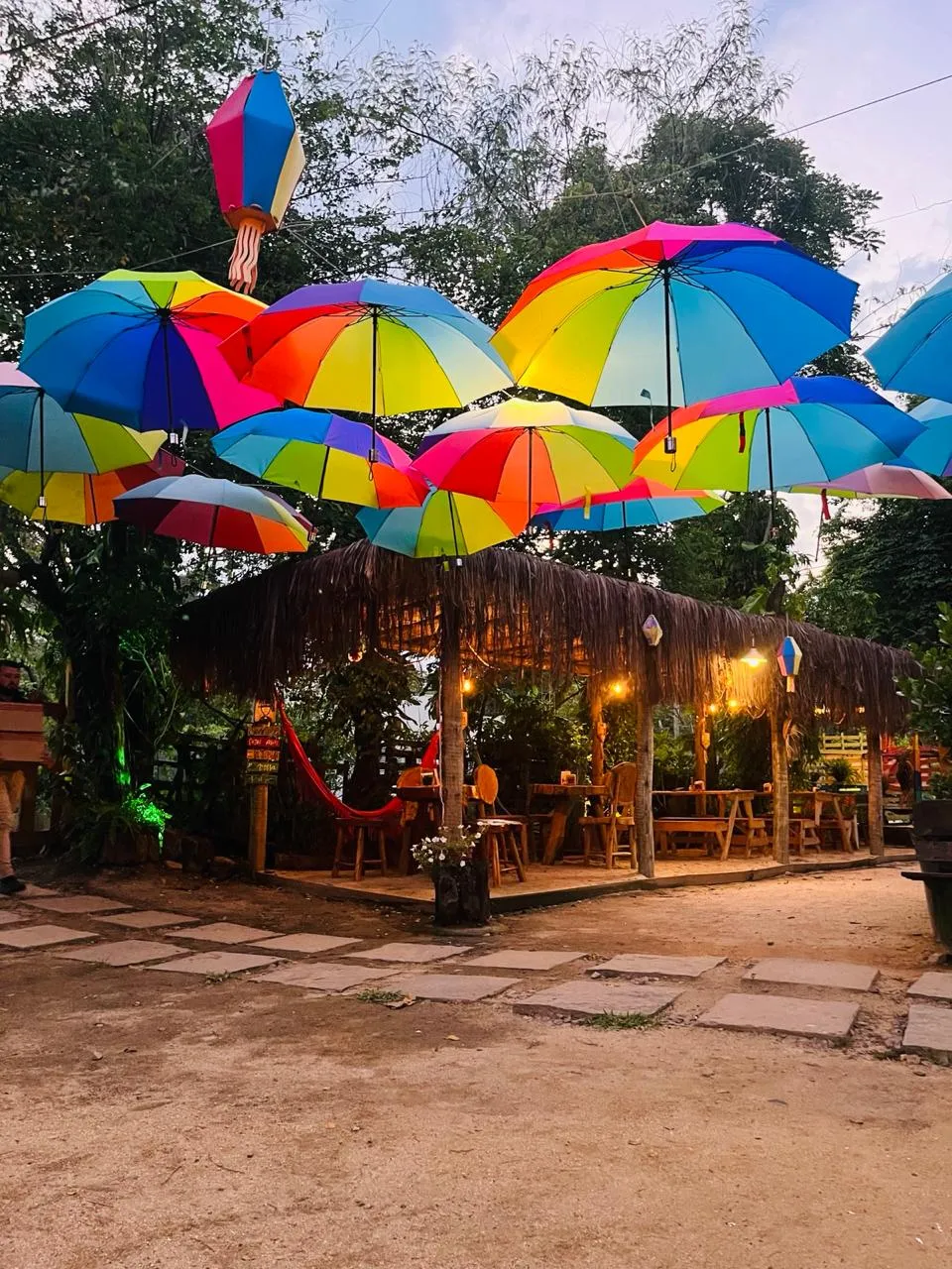 Quiosque coberto de sapê do Dedo de Moça Café da Roça, iluminado ao entardecer